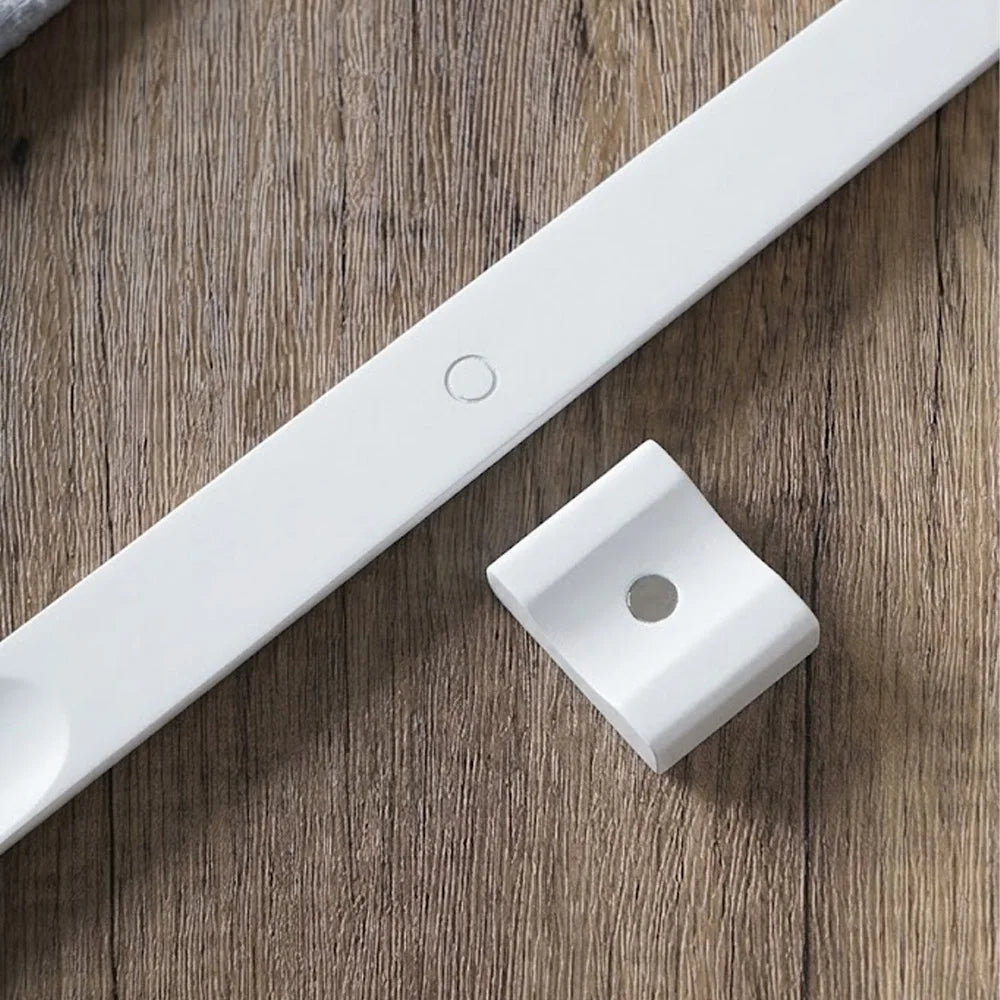 55cm White Wooden Magnetic Shoe Horn